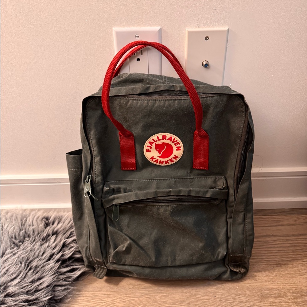 Kånken Green Backpack with Red Handles
